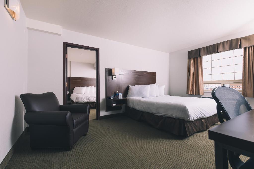 Postel nebo postele na pokoji v ubytování Service Plus Inns and Suites