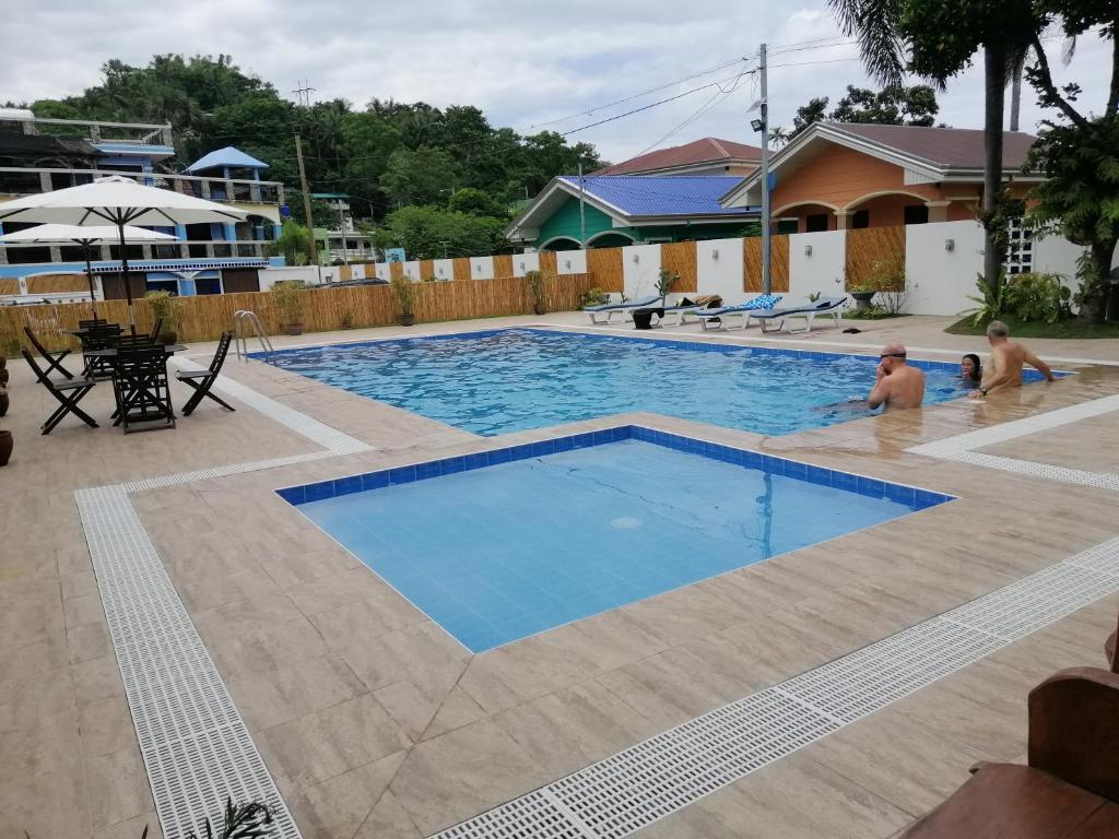 Bazén v ubytování Squares Beachside Apartments nebo v jeho okolí