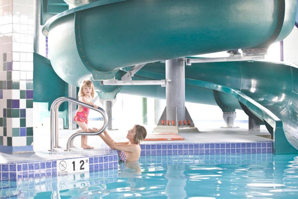 Bazén v ubytování Service Plus Inns and Suites nebo v jeho okolí