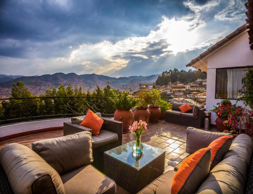 un patio con sofás y vistas a la ciudad en Hotel Encantada Casa Boutique Spa, en Cusco