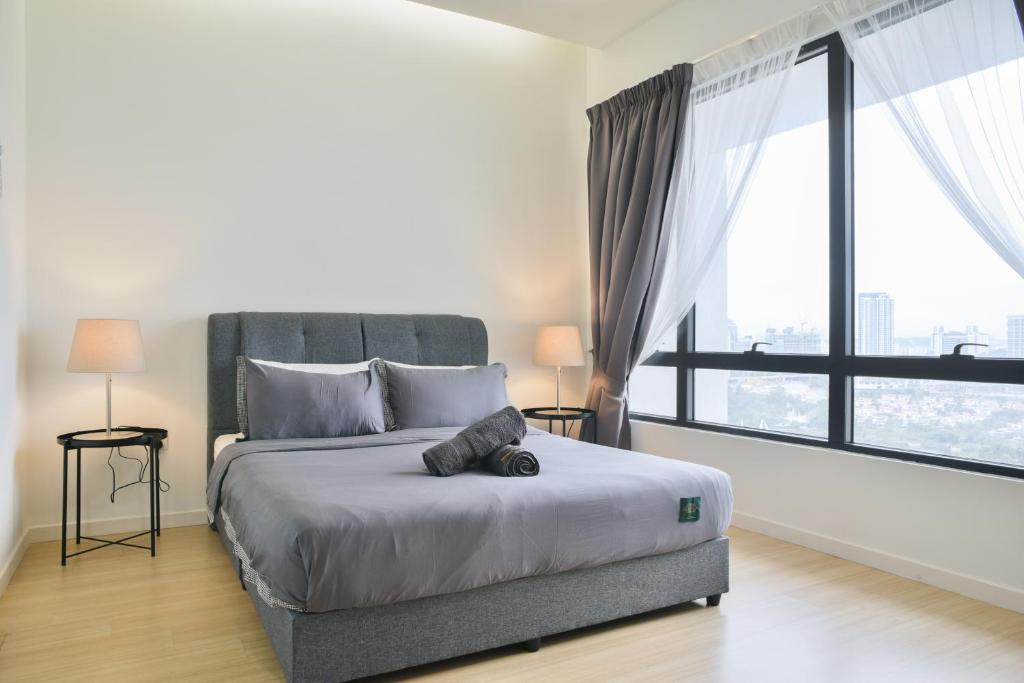 梳邦再也的住宿－USJ One Subang Jaya by Widebed，一间卧室设有一张大床和大窗户