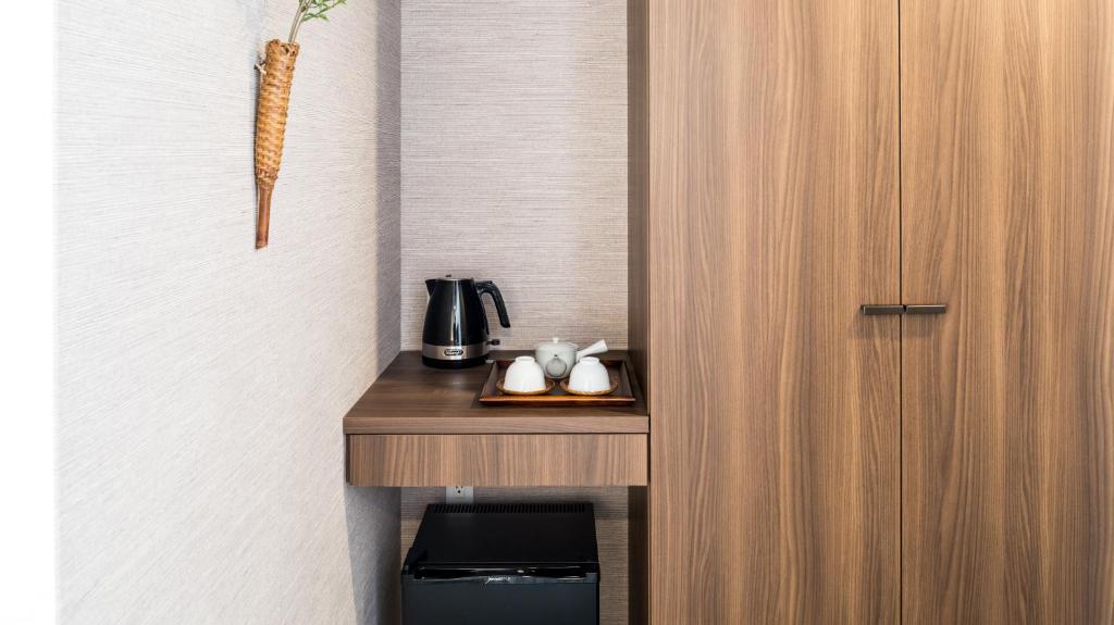 Příslušenství pro přípravu čaje a kávy v ubytování 谷町君Hotel Crush On 京都四条烏丸