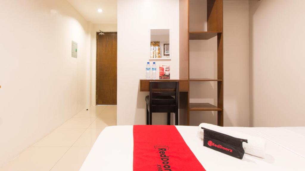 Postel nebo postele na pokoji v ubytování RedDoorz Plus @ Diola Villamonte Bacolod