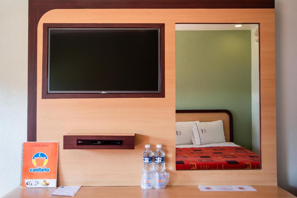 TV a/nebo společenská místnost v ubytování HOTEL CASTELO