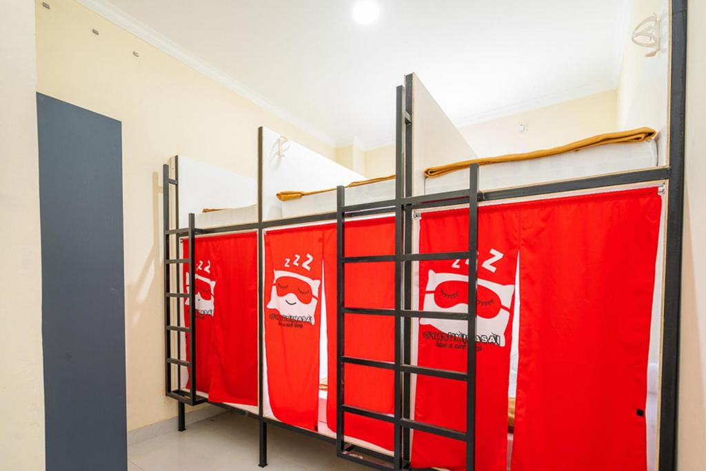 RedDoorz Syariah near Exit Toll Ciawi - Single Bed In Male Dormitory Room