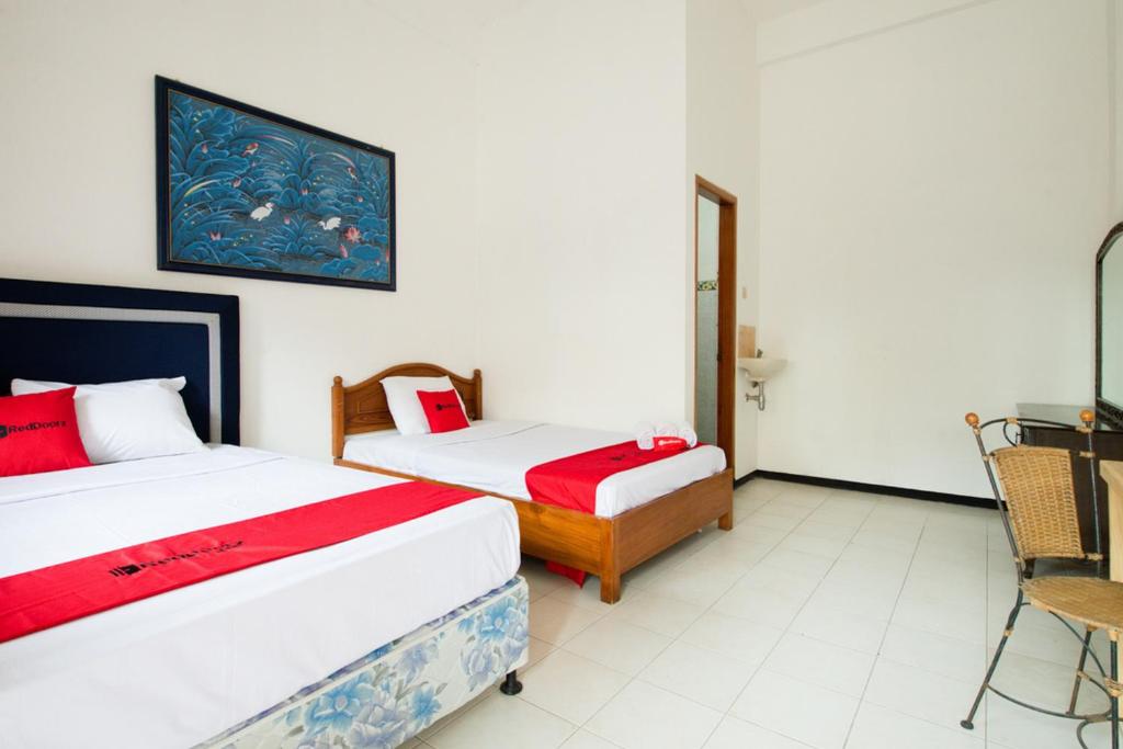 RedDoorz Syariah near Gor Ken Arok - Familienzimmer