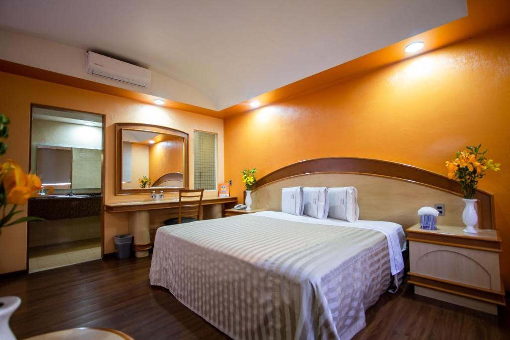 Postel nebo postele na pokoji v ubytování HOTEL CASTELO
