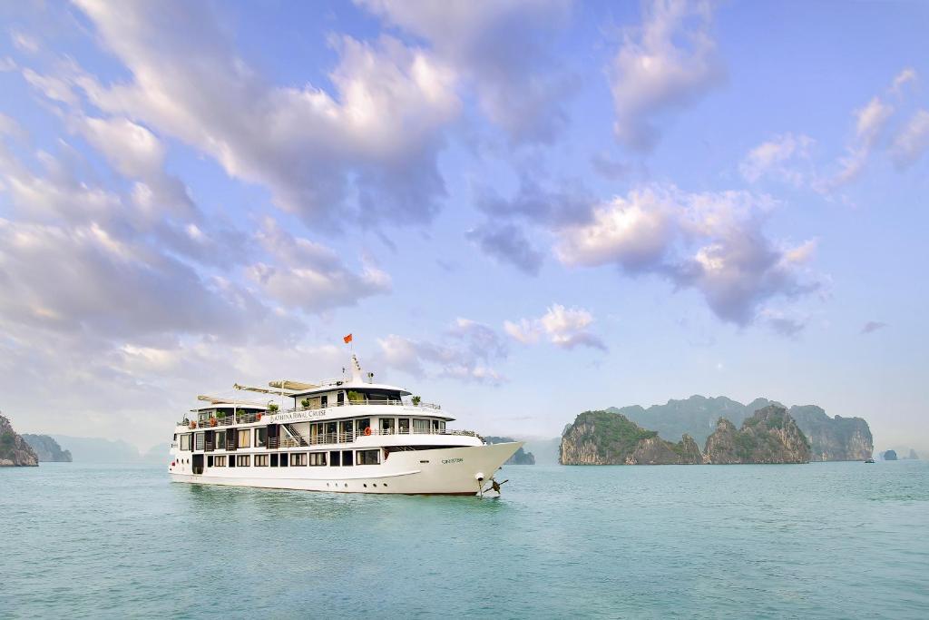 een cruiseschip in het water onder een bewolkte lucht bij Athena Royal Cruise in Ha Long