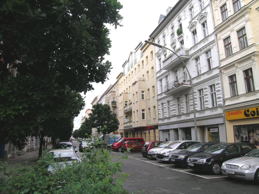una fila de autos estacionados en una calle de la ciudad con edificios en Ferienwohnung Berlin Tiergarten, en Berlín