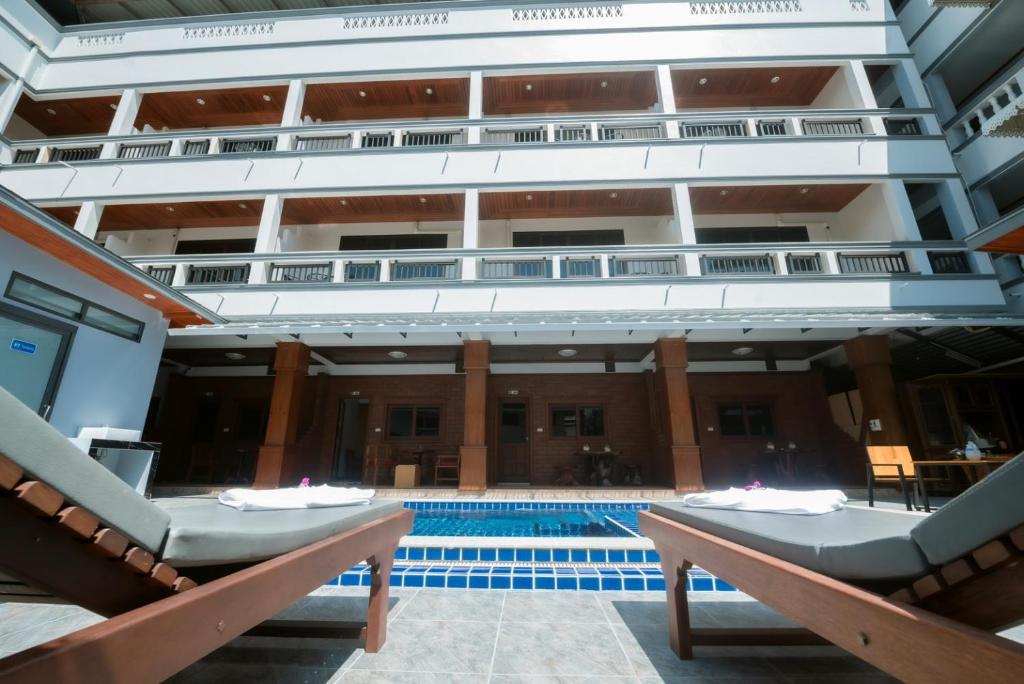 Bazén v ubytování Coconut Grove Hotel Samui nebo v jeho okolí