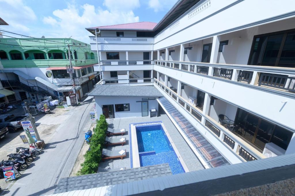 una vista aérea de un edificio con piscina en Coconut Grove Hotel Samui, en Koh Samui 