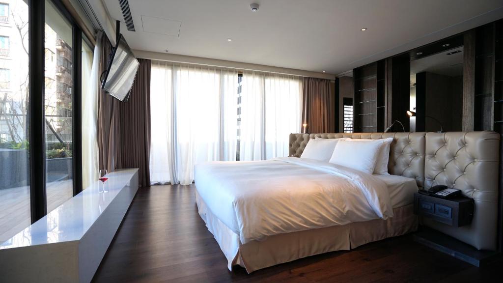 Postel nebo postele na pokoji v ubytování Hotel Mvsa+Michelin 2 Starred Molino de Urdàniz