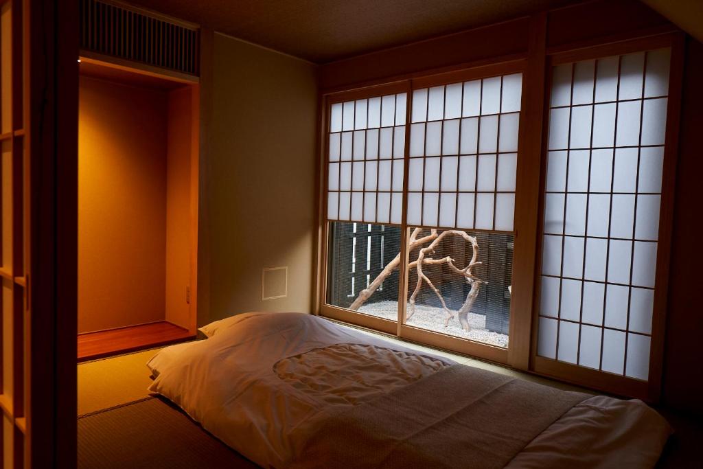Postel nebo postele na pokoji v ubytování Hotel ZIZI Kyoto Gion
