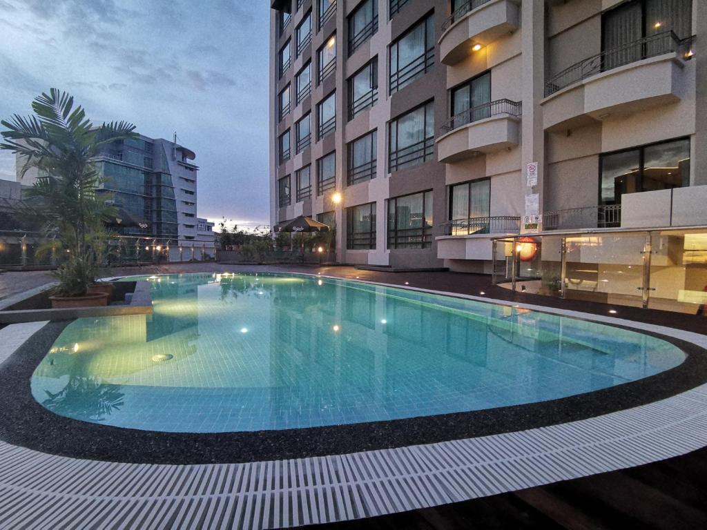 Bazén v ubytování Sabah Oriental Hotel nebo v jeho okolí