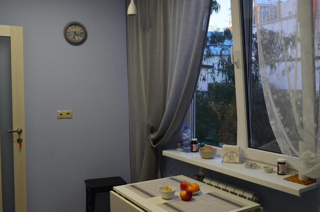 阿德列爾的住宿－塔拉索旅館，厨房设有窗户和一张带水果的桌子。
