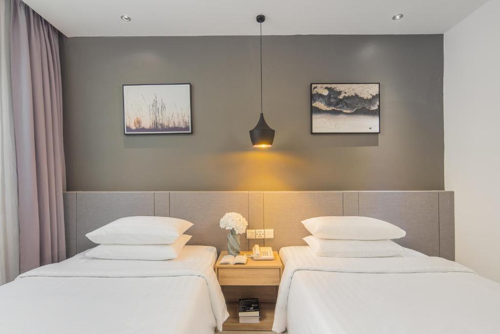 Postel nebo postele na pokoji v ubytování Altos Hotel