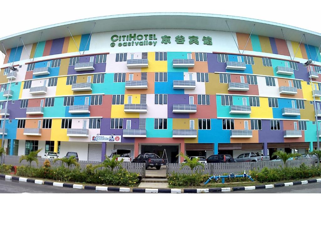 un edificio con balcones coloridos en un aparcamiento en Citi Hotel, en Miri