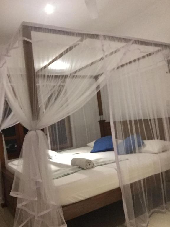 Postel nebo postele na pokoji v ubytování Sagarika Beach Hotel