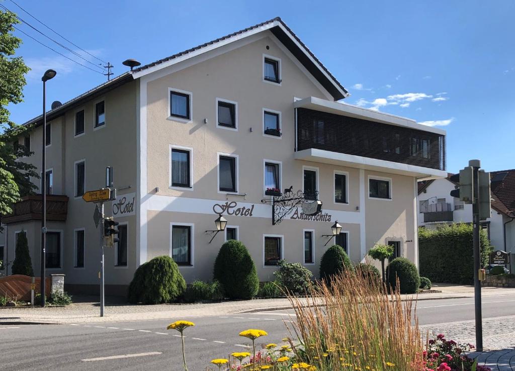 un edificio blanco en la esquina de una calle en Anderschitz Landhotel, en Neufarn