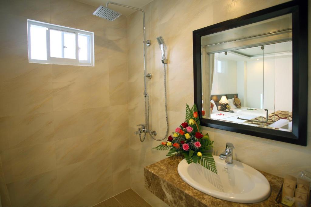 Koupelna v ubytování Azura Hotel