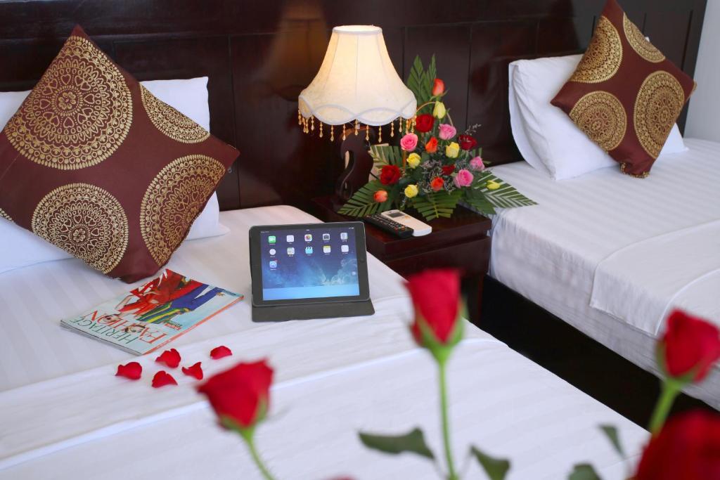 Postel nebo postele na pokoji v ubytování Azura Hotel