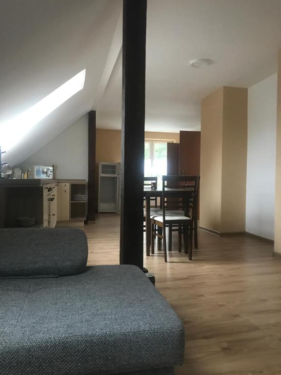 een woonkamer met een tafel en een eetkamer bij Pri Hrade in Liptovský Hrádok