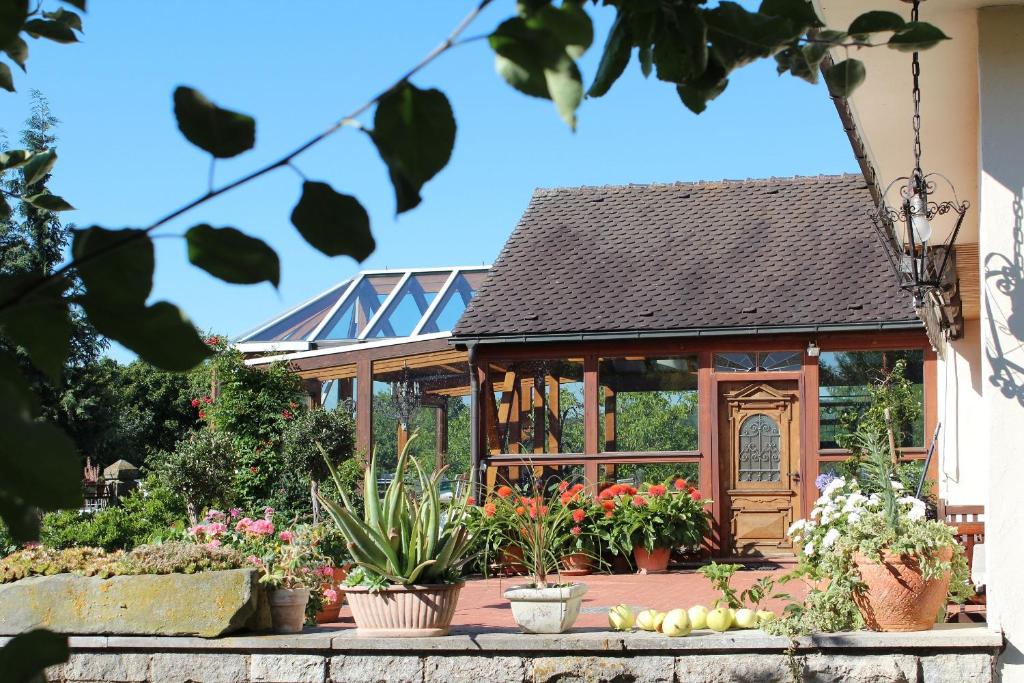 una casa con fiori e piante di fronte di Landhaus Schmitt a Sommerach