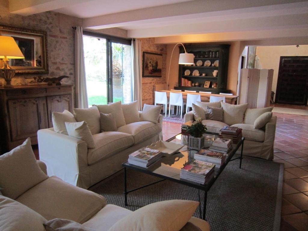 Sala de estar con sofás y mesa de centro en Le Mas Bresson, en Perpiñán