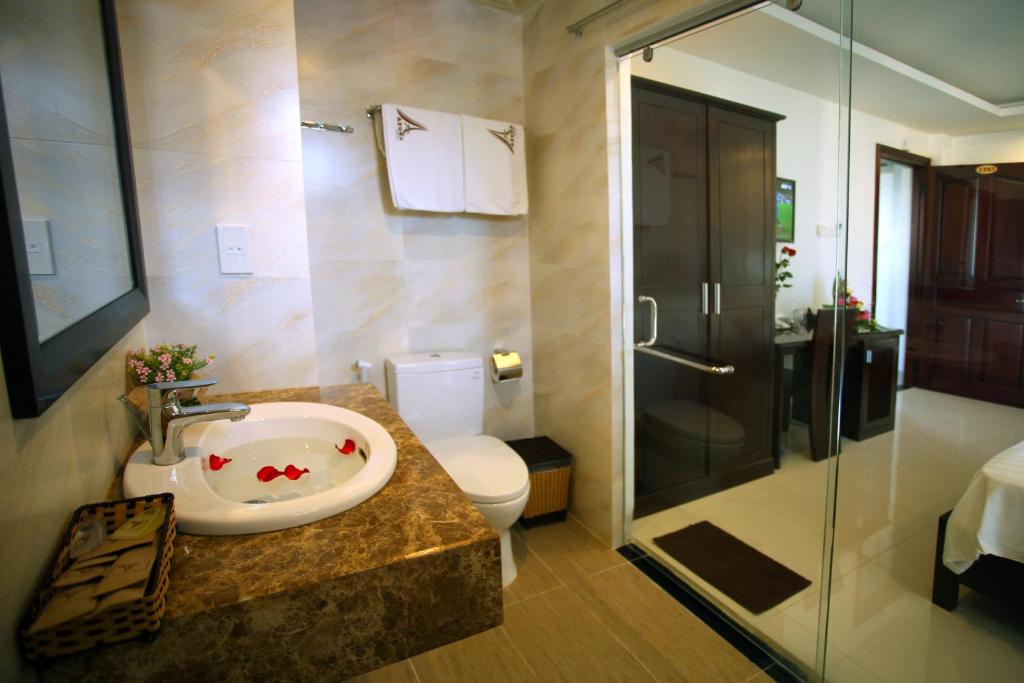 Koupelna v ubytování Azura Hotel
