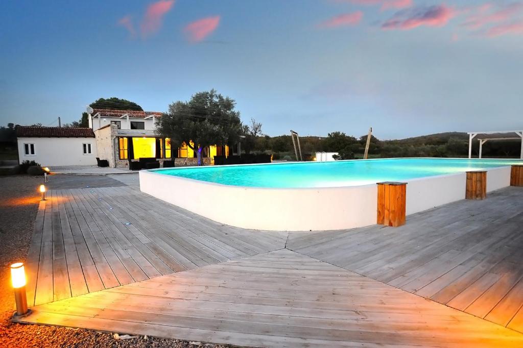 Large pool. Large pool