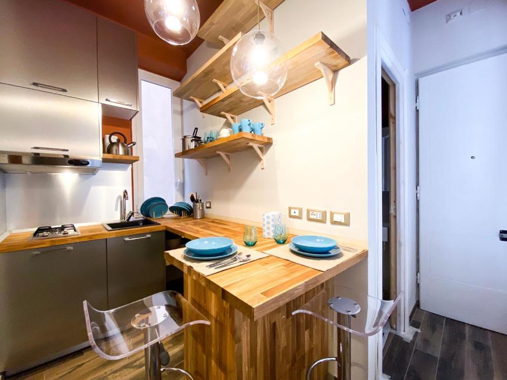 uma cozinha com um balcão de madeira com placas azuis em A 2 PASSI DAL CENTRO em Gênova