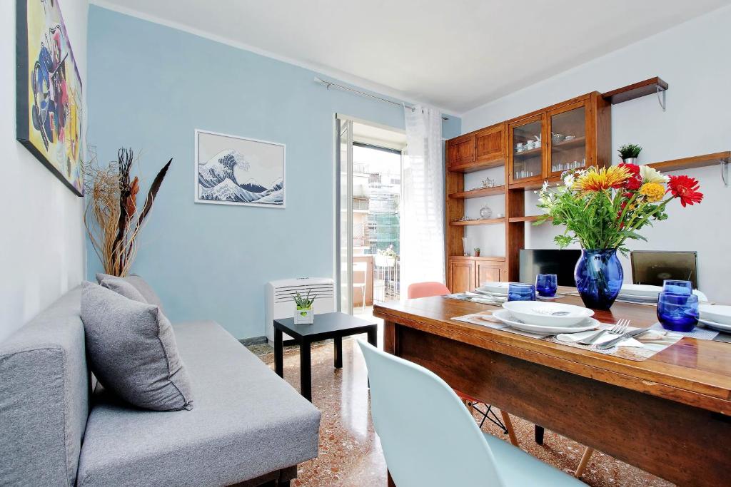 uma sala de estar com uma mesa e um sofá em Martino Delightful Apartment em Roma