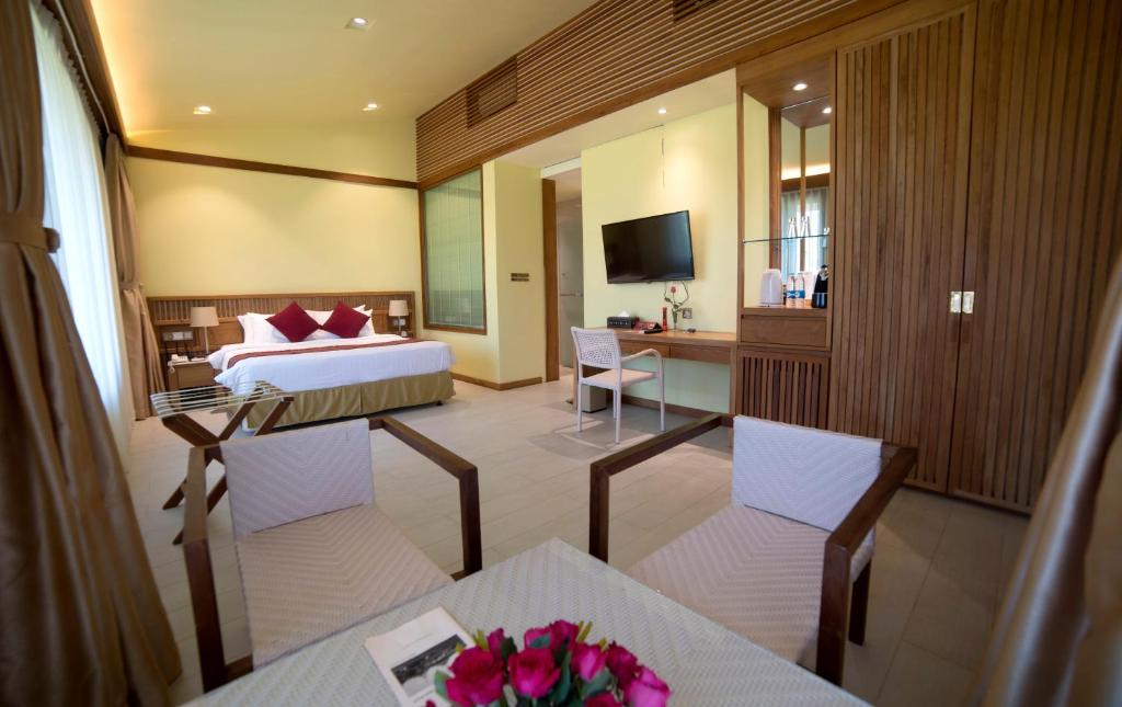 una camera d'albergo con letto, scrivania e tavolo di Bagan Thiripyitsaya Sanctuary Resort a Bagan