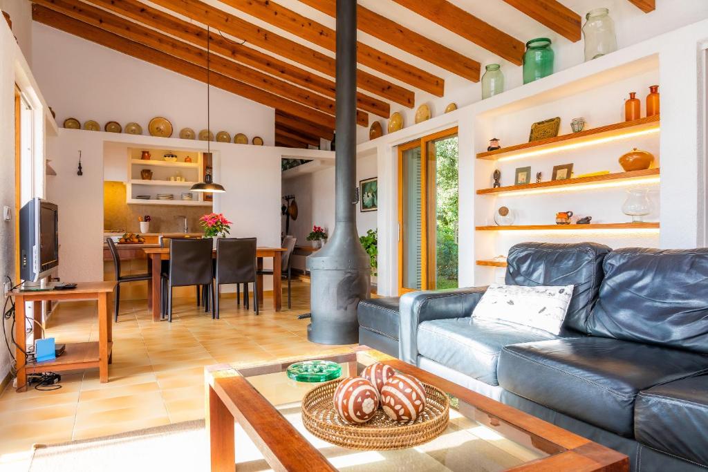 A seating area at Na Pineda