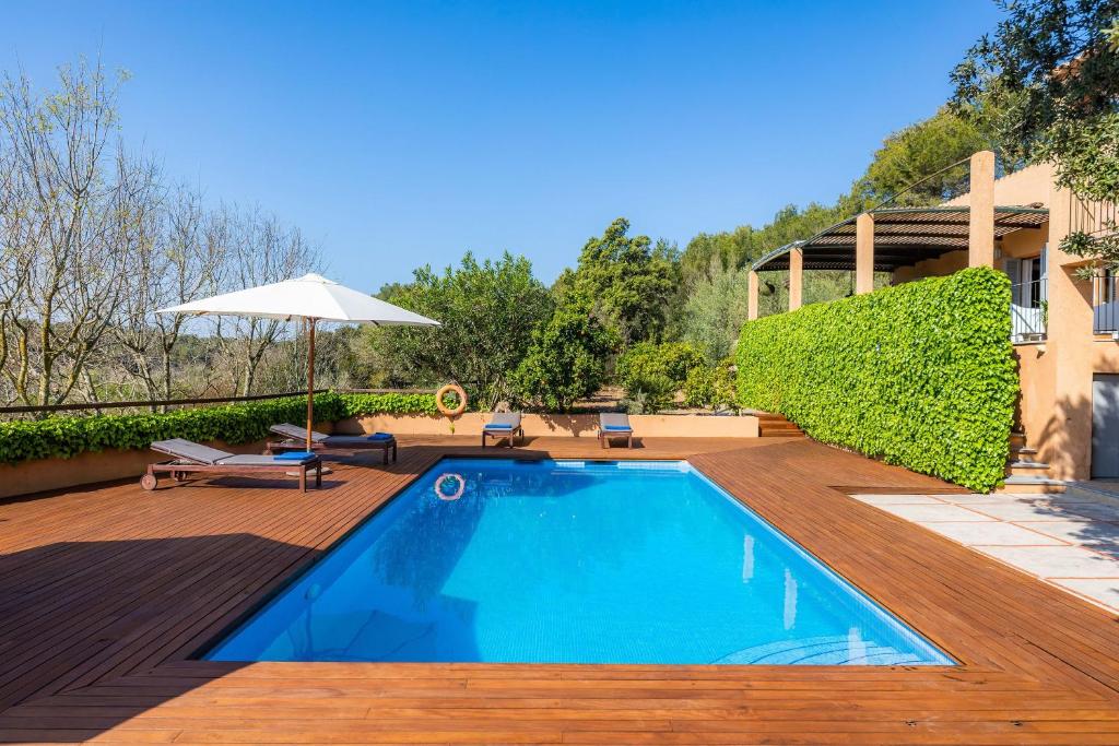 The swimming pool at or close to Na Pineda