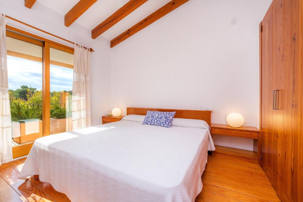 A bed or beds in a room at Na Pineda