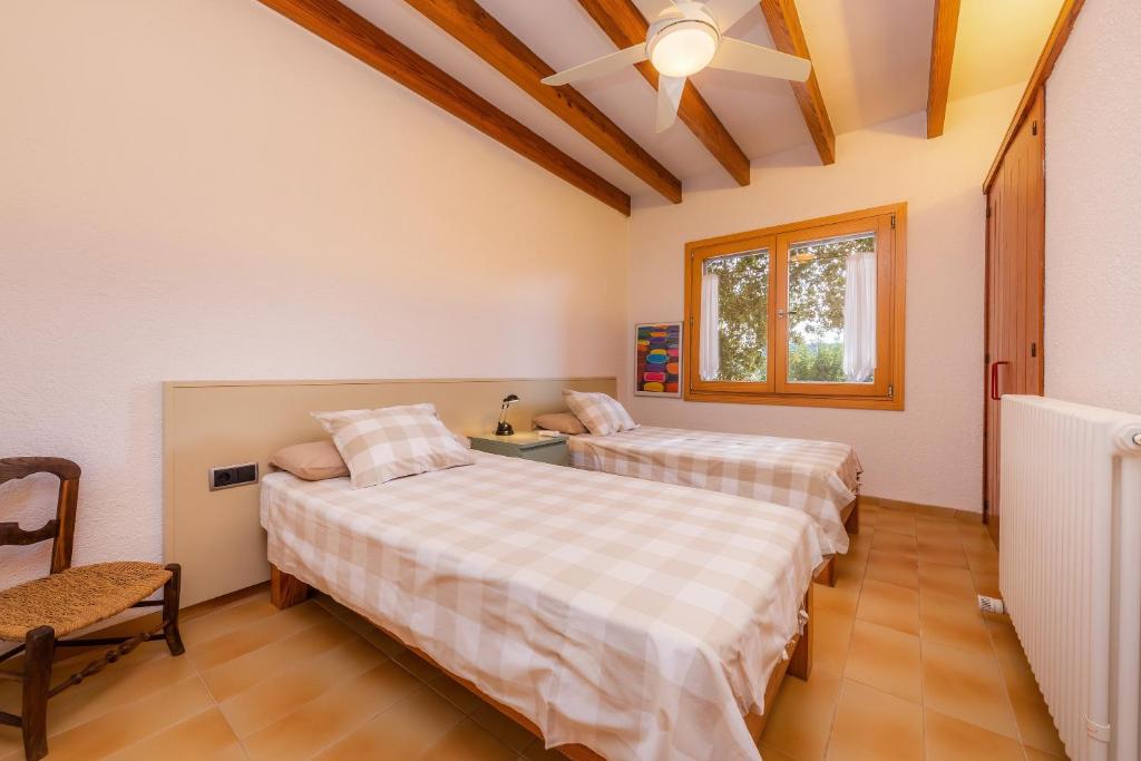 A bed or beds in a room at Na Pineda