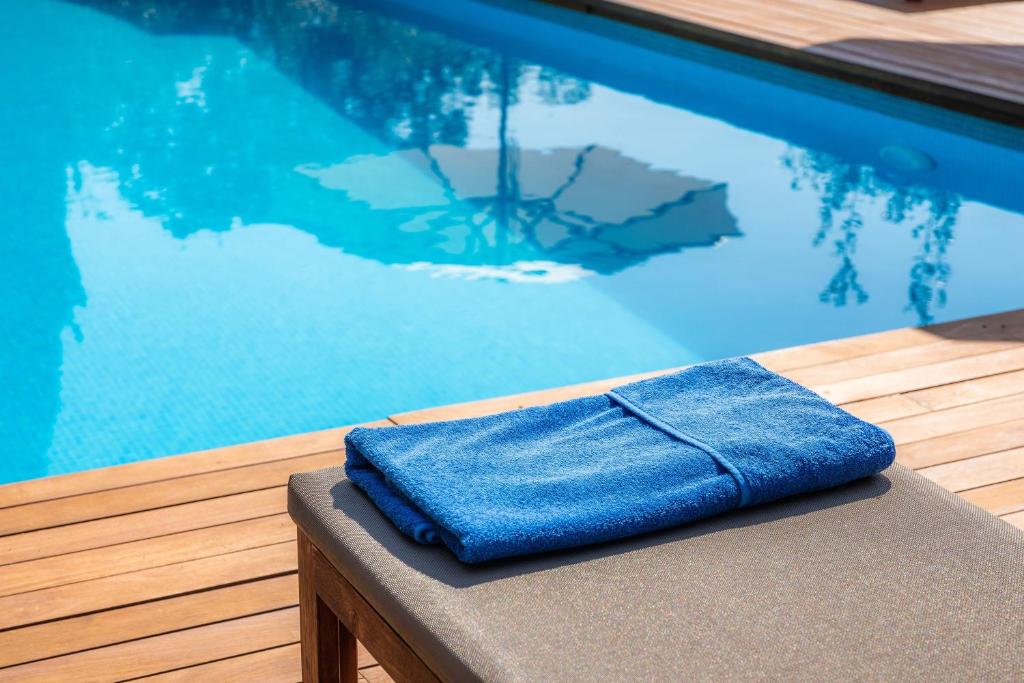 The swimming pool at or close to Na Pineda