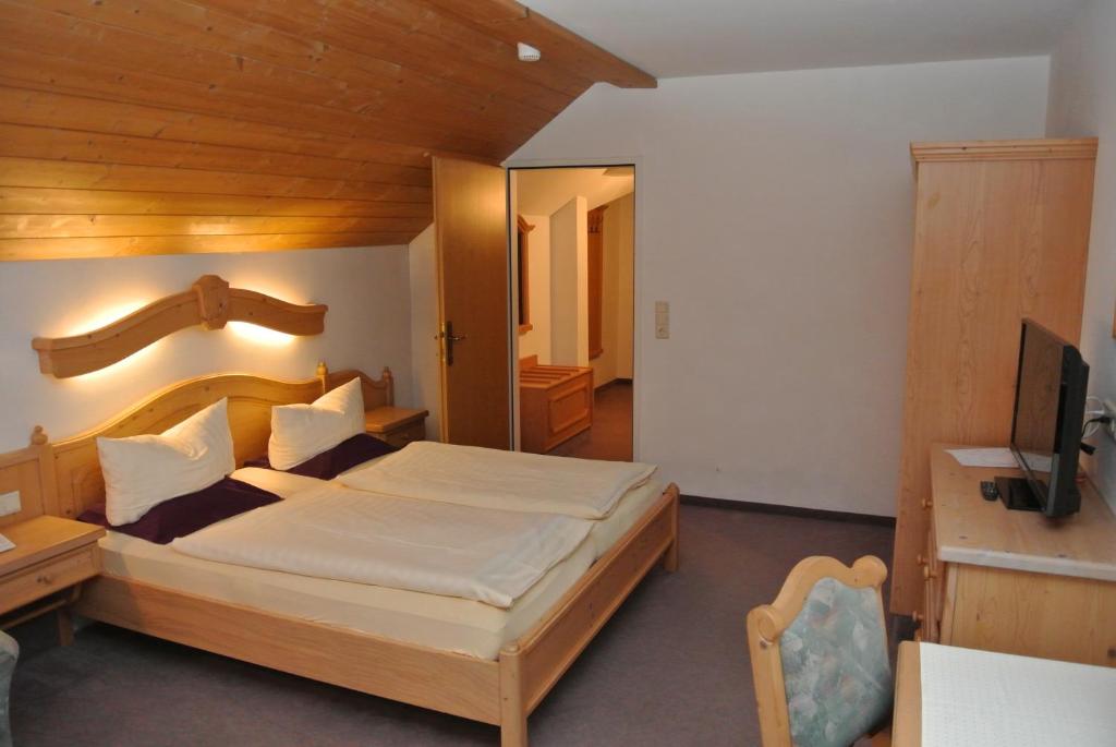 Postel nebo postele na pokoji v ubytování Hotel Gruberhof Innsbruck Igls B&B