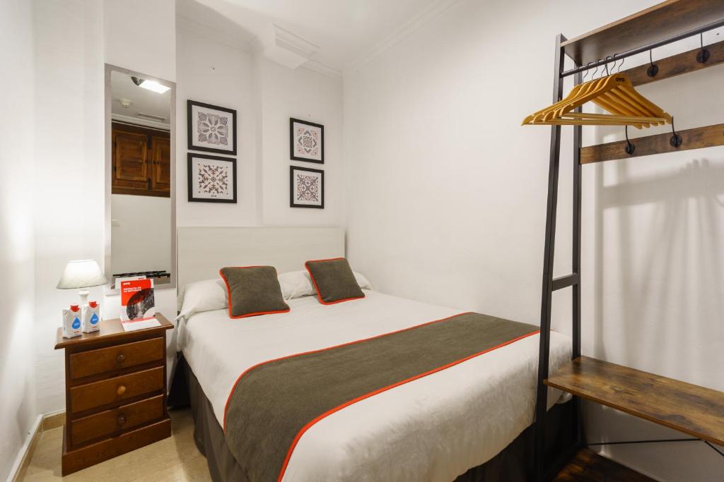 グラナダにあるCasa Aljibe de Santa Anaのベッドルーム1室(ベッド1台、木製ドレッサー、二段ベッド1組付)