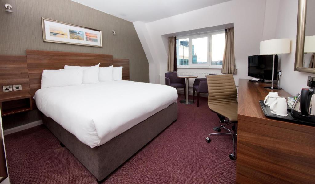 Postel nebo postele na pokoji v ubytování Leonardo Hotel Cork