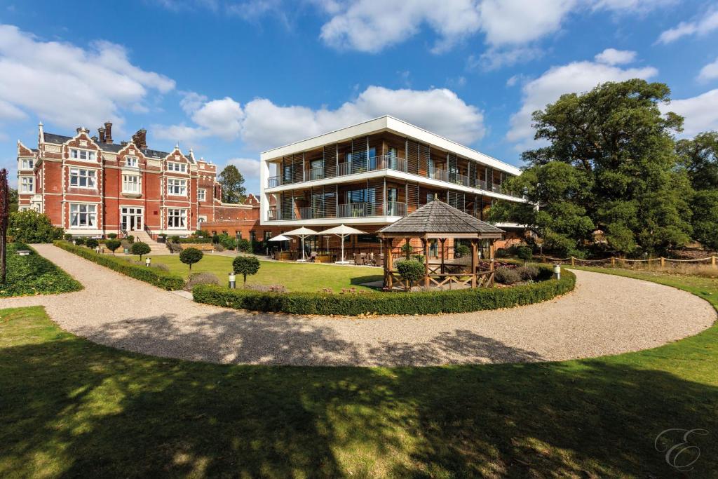 Wivenhoe House Hotel في كولشستر: مبنى كبير أمامه مسار دائري