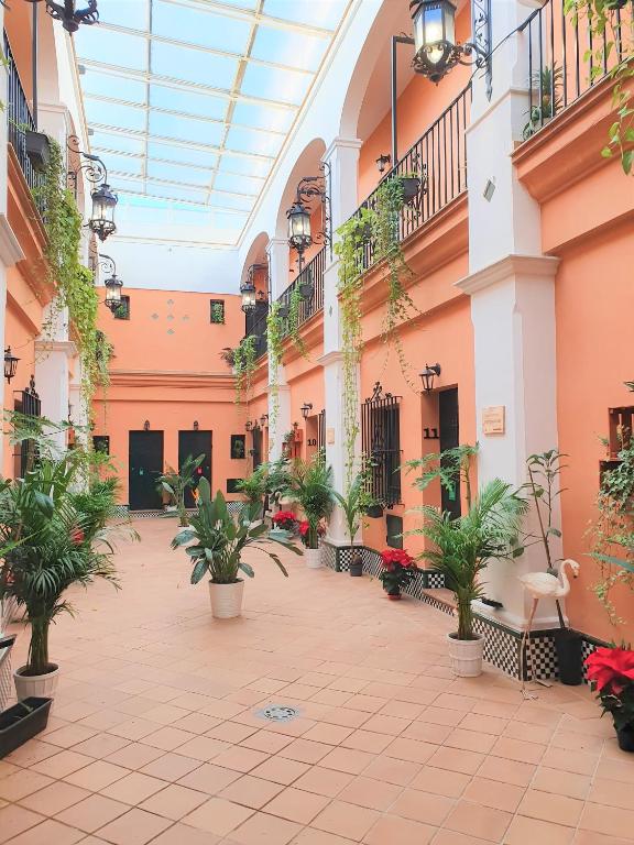 a courtyard with potted plants in a building at Alojamiento Rural Flamingo in El Rocío