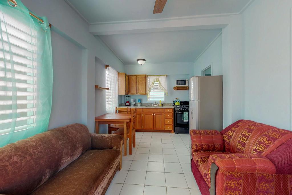 普拉森西亞的住宿－Carol's Cabanas，带沙发的客厅和厨房