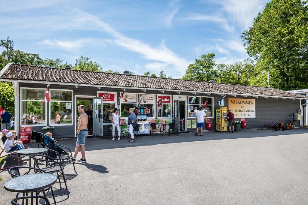 eine Gruppe von Personen, die außerhalb eines Ladens stehen in der Unterkunft Kolleviks Camping och Stugby in Karlshamn