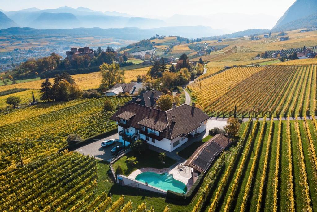 una vista aérea de una casa en un viñedo en Strahlerhof, en Appiano sulla Strada del Vino