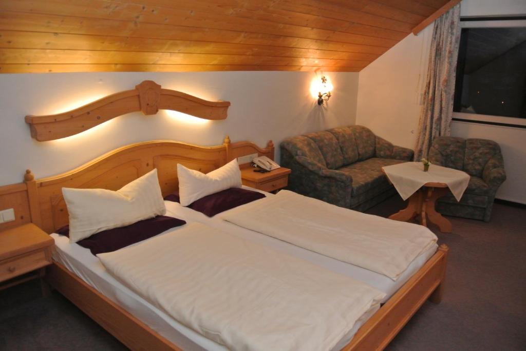 Postel nebo postele na pokoji v ubytování Hotel Gruberhof Innsbruck Igls B&B
