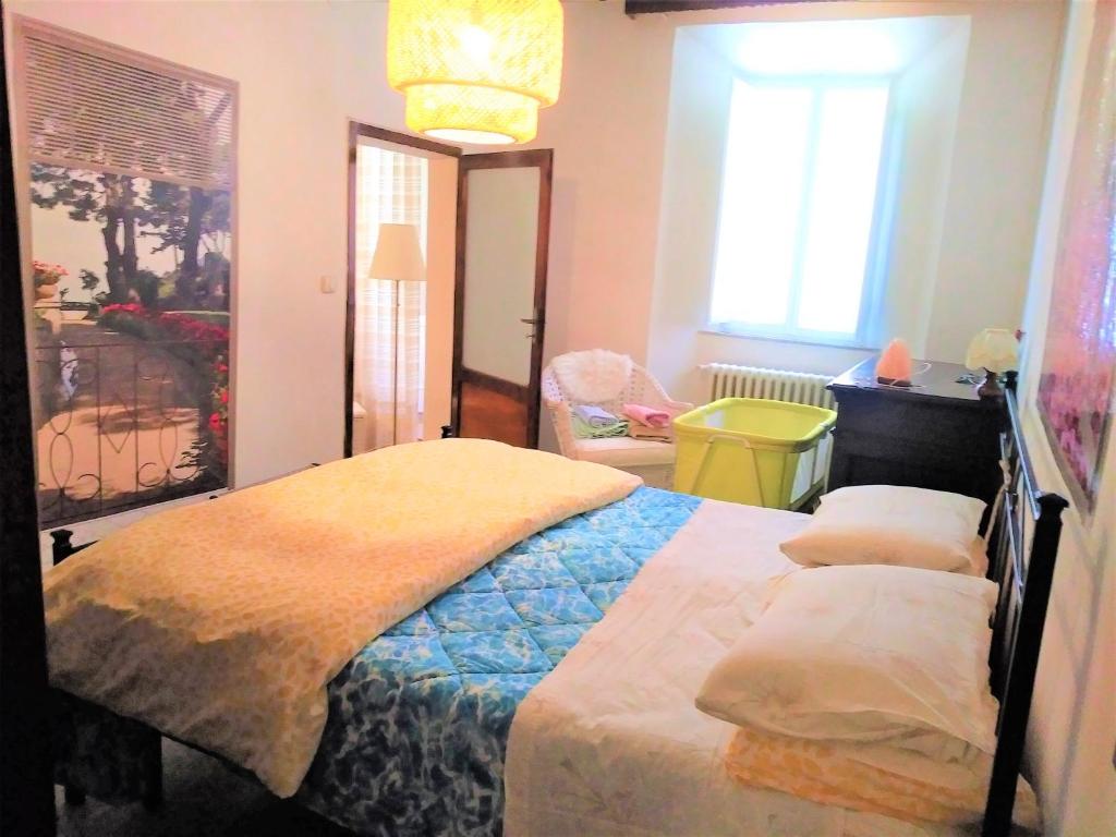 una camera con letto e finestra di La Casina in Paese a Montepulciano