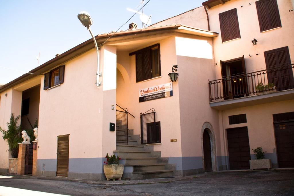 een gebouw met een trap aan de zijkant bij Umbria Weekend in Cascia