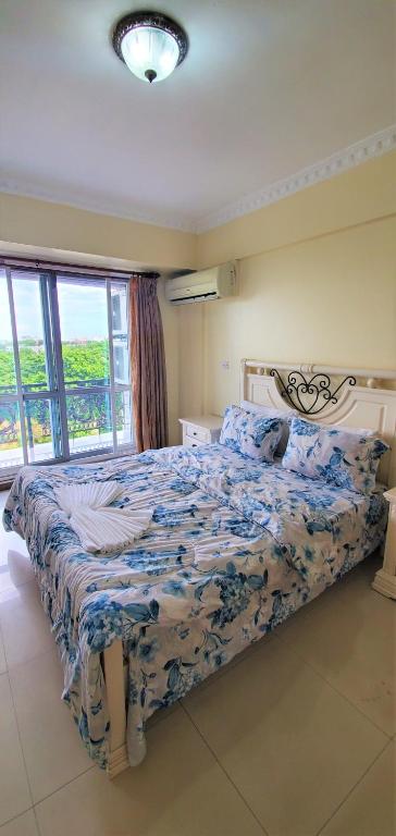 Spacious Apartment near the Beach in Masaki - 私人皇后室，在共享公寓中享有海景